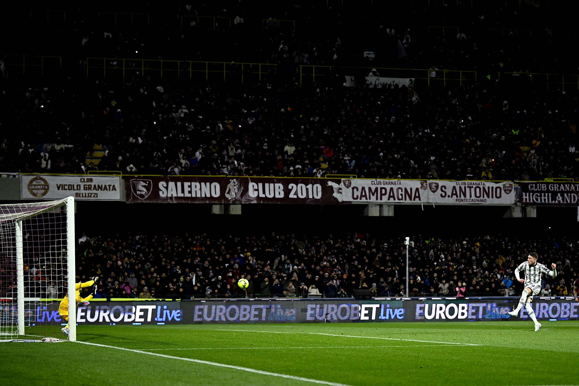 包含美国横扫巴西，弗拉霍维奇送出助攻的词条