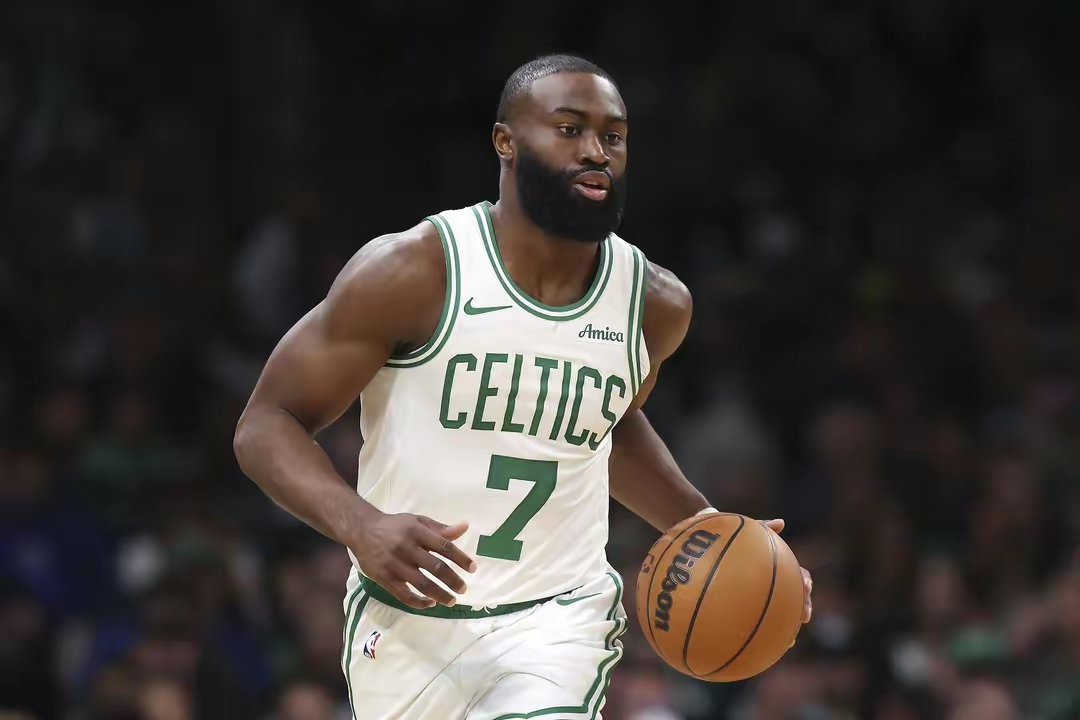 包含国王险胜火箭，杰伦·布朗完成帽子戏法的词条