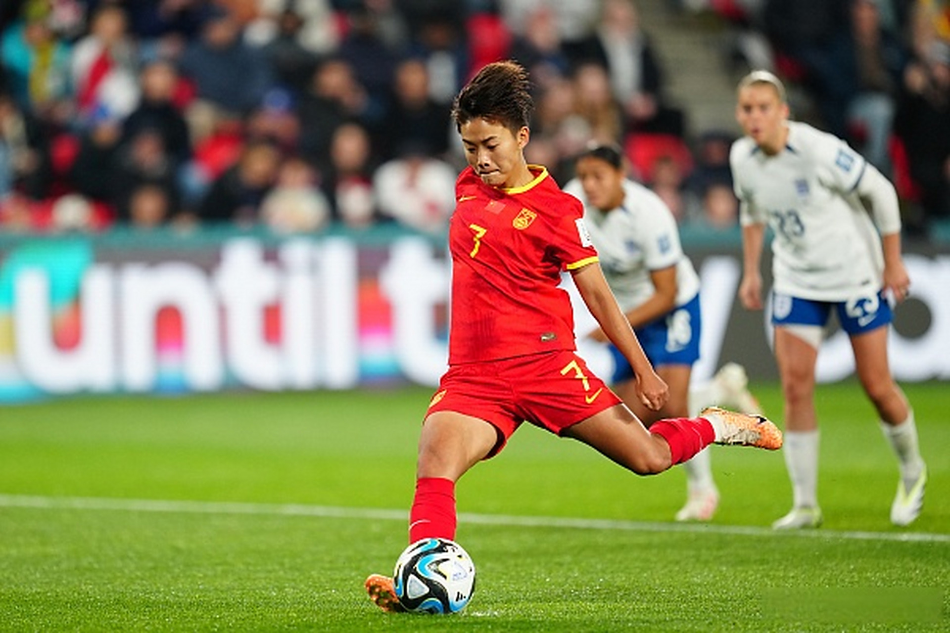 lol竞猜-包含热血奋战，女足球员在比赛中拼搏奋斗的词条