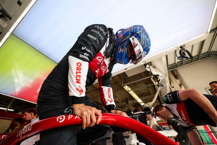 索伯车队逆转红牛二队，周冠宇状态火热的简单介绍